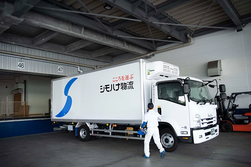 配達時の荷物降ろしの様子