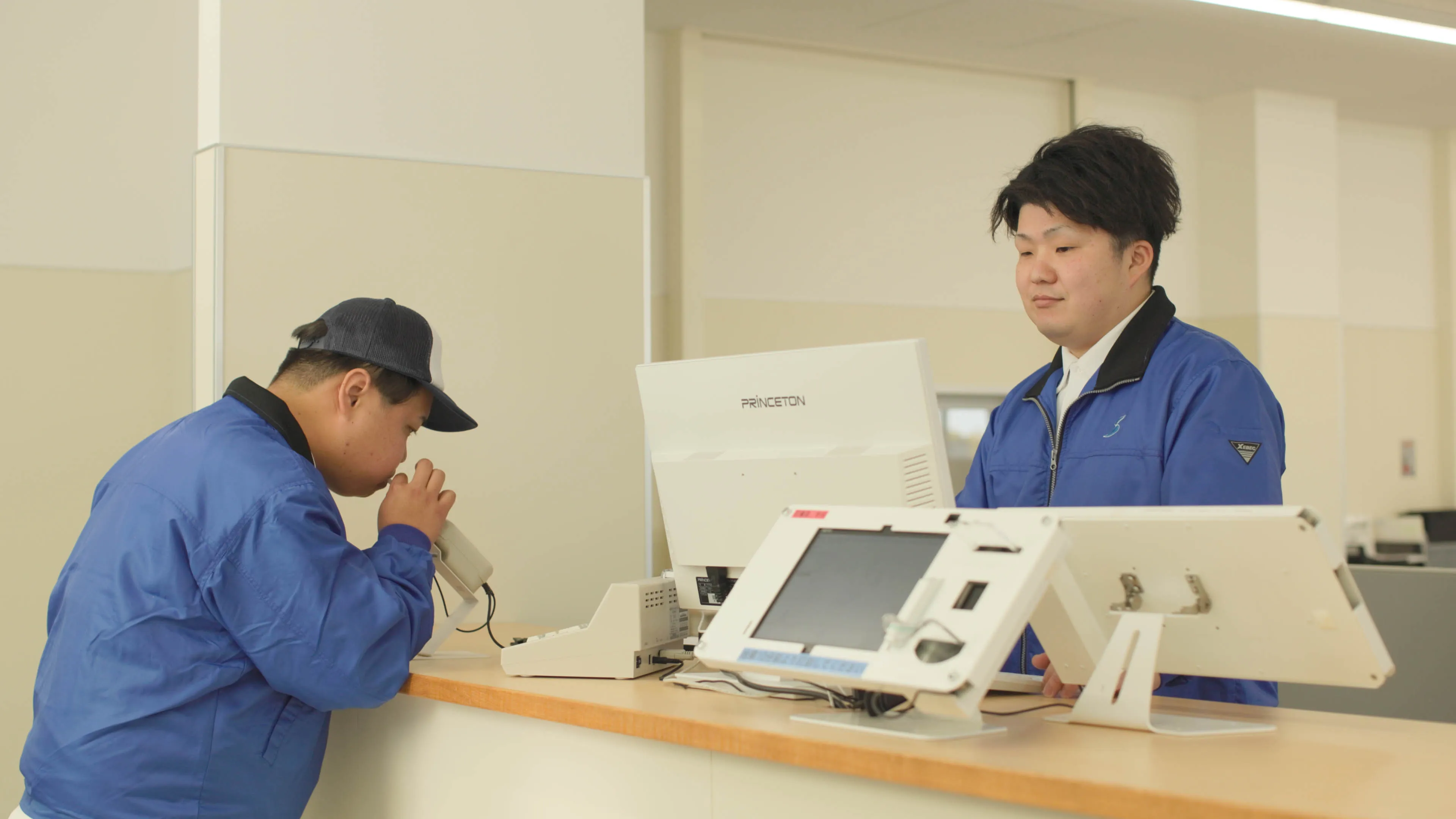呼声アルコールチェックを受けるドライバー
