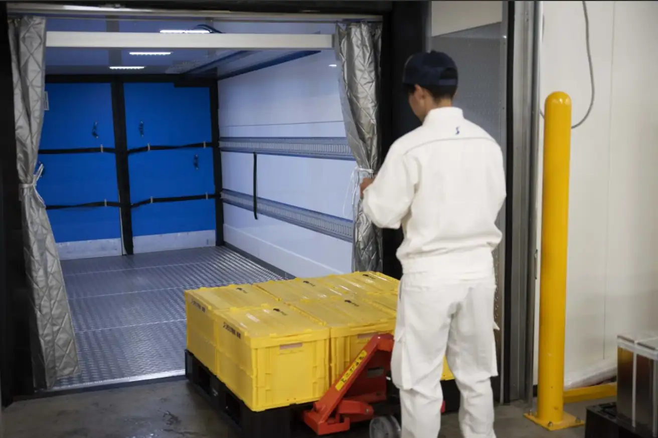 荷物をトラックに積み込む様子