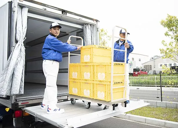 配達時の荷物降ろしの様子